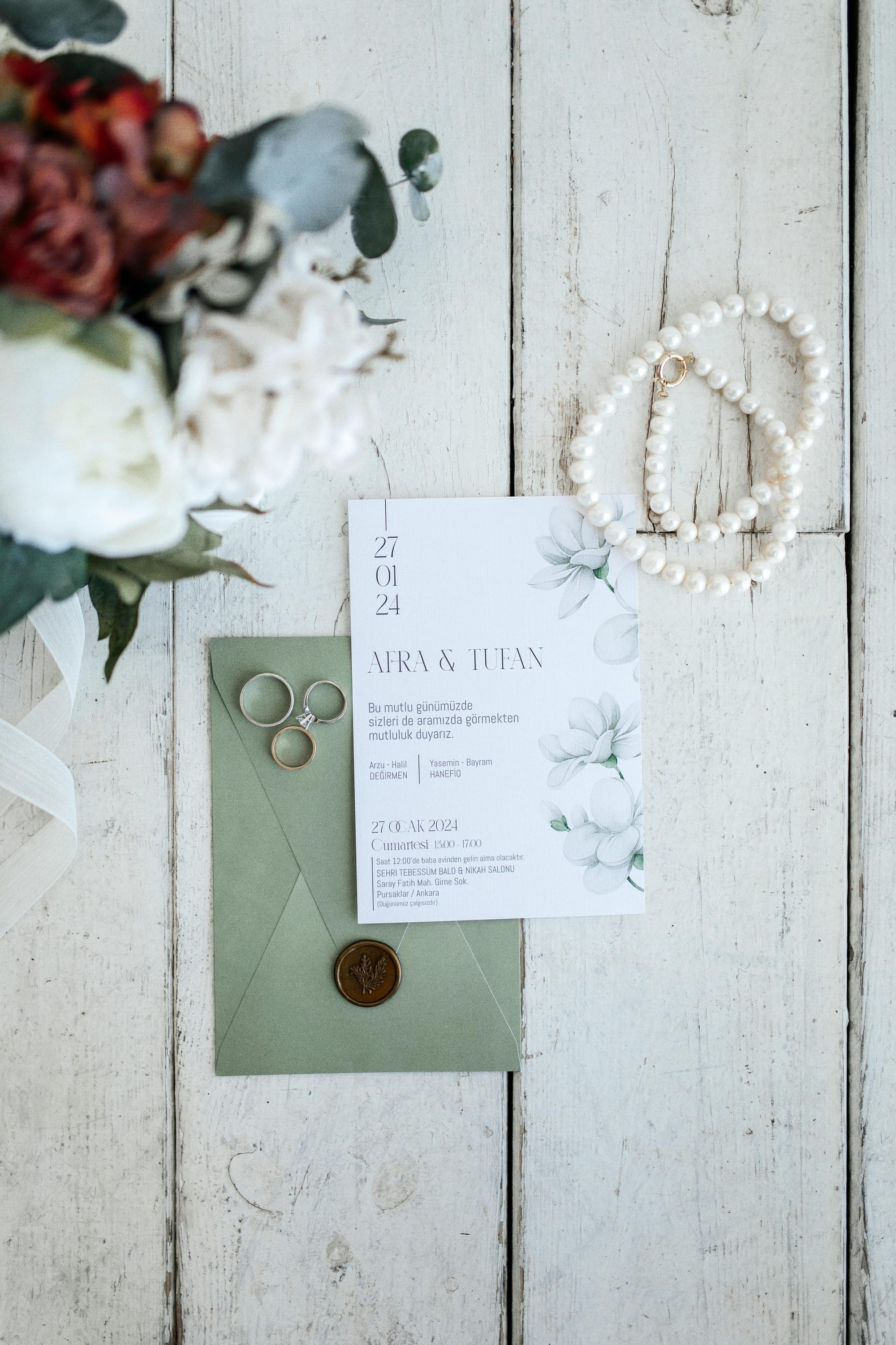 Hochzeitseinladung mit Ringen und Briefpapier in zarten Naturtönen