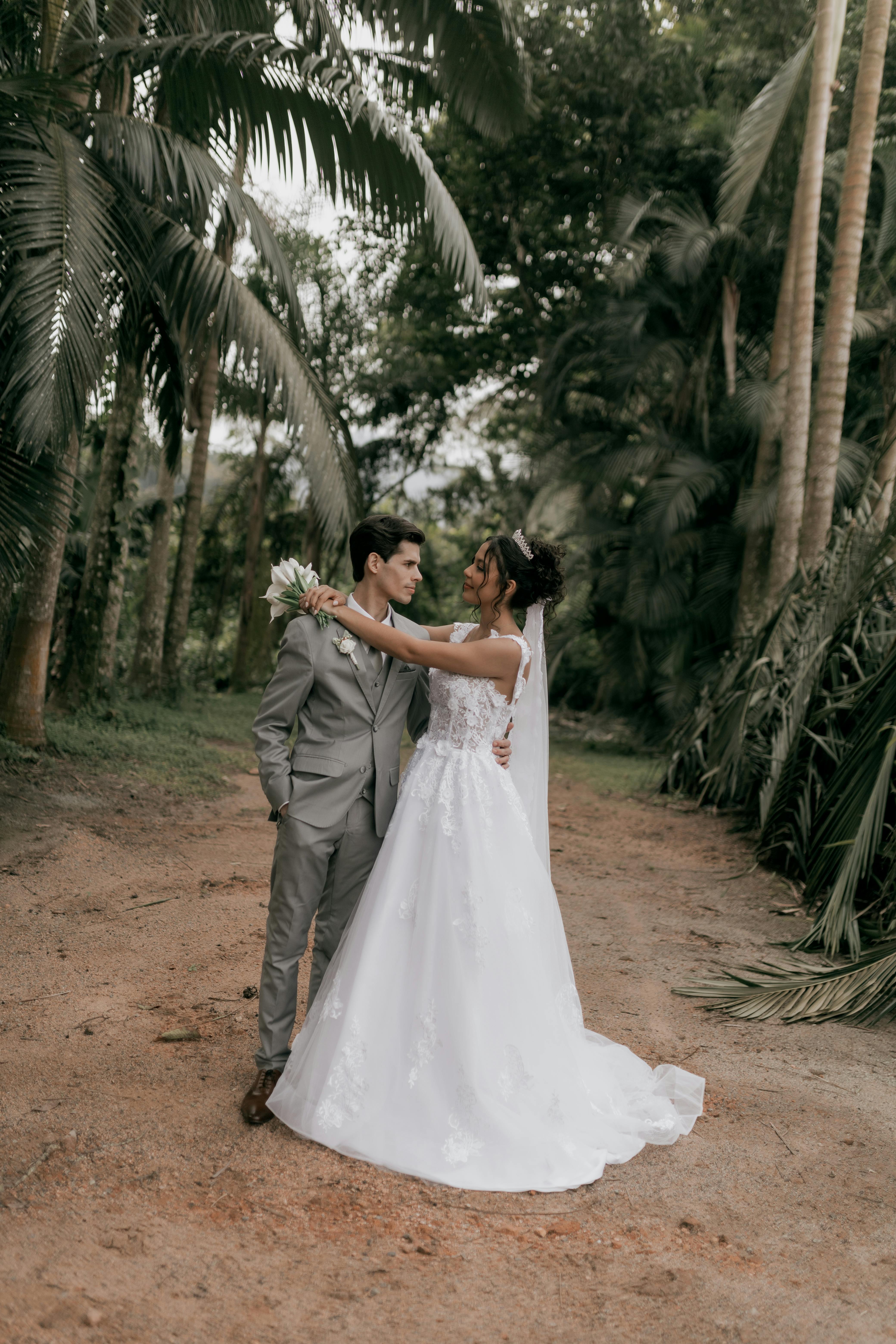 Brautpaar bei einem Portrait auf einer Palmenallee