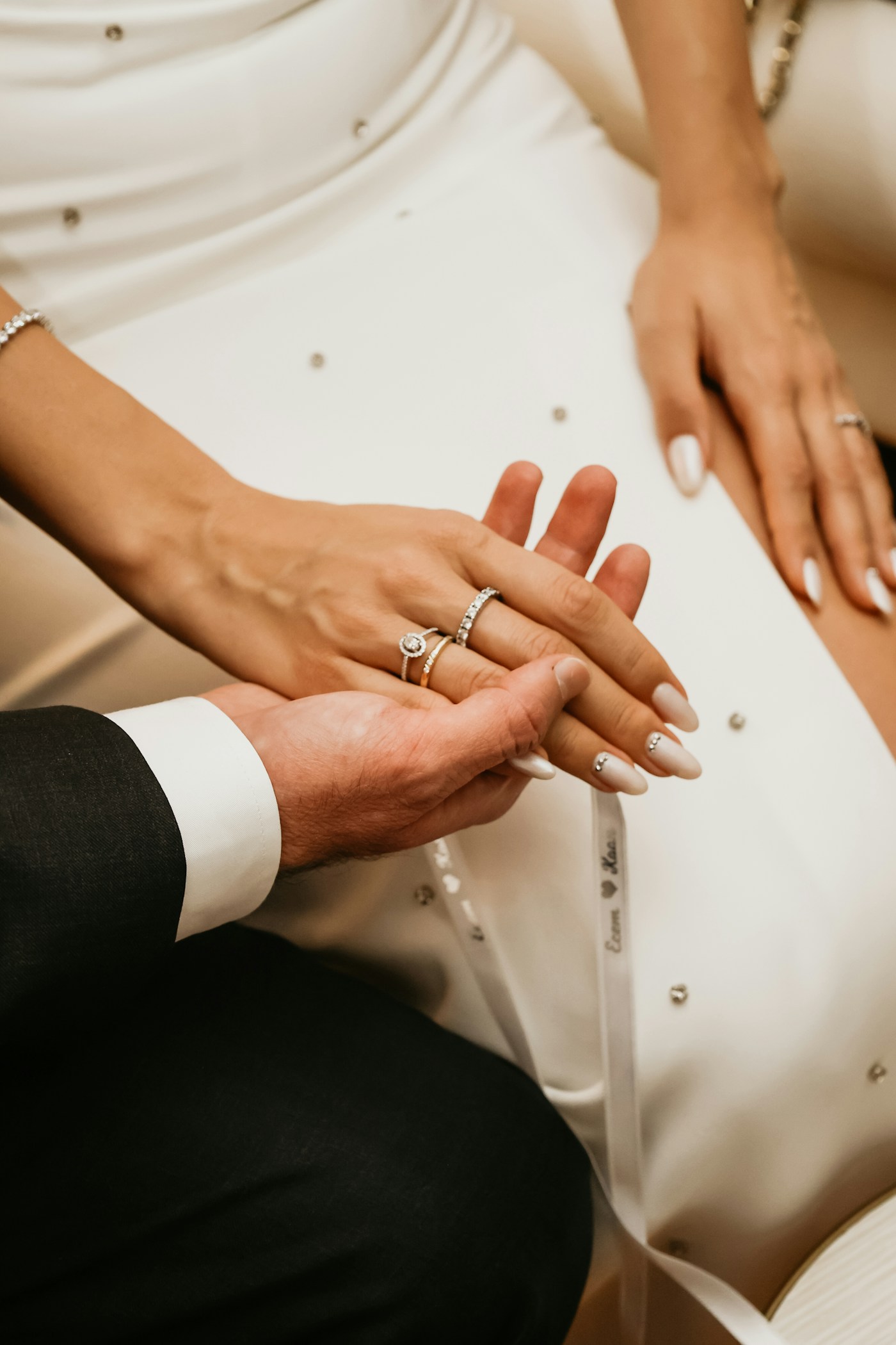 Nahaufnahme eines Paares mit Eheringen und ruhigem Hochzeitsdetail